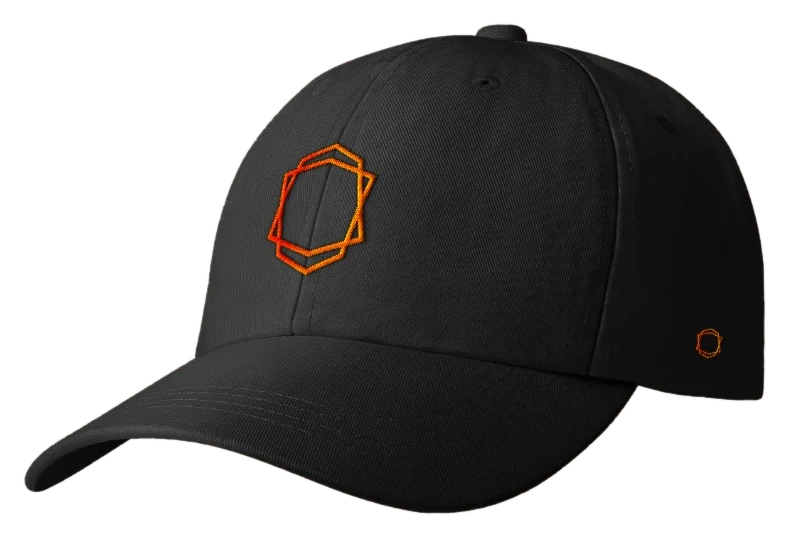 Boné preto com o emblema da coleção bordado em laranja na frente e um emblema menor na lateral