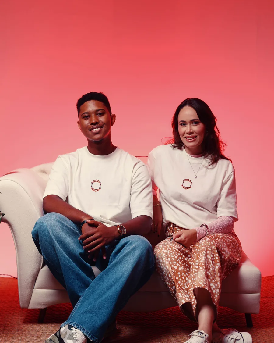 Casal vestindo a camiseta off white