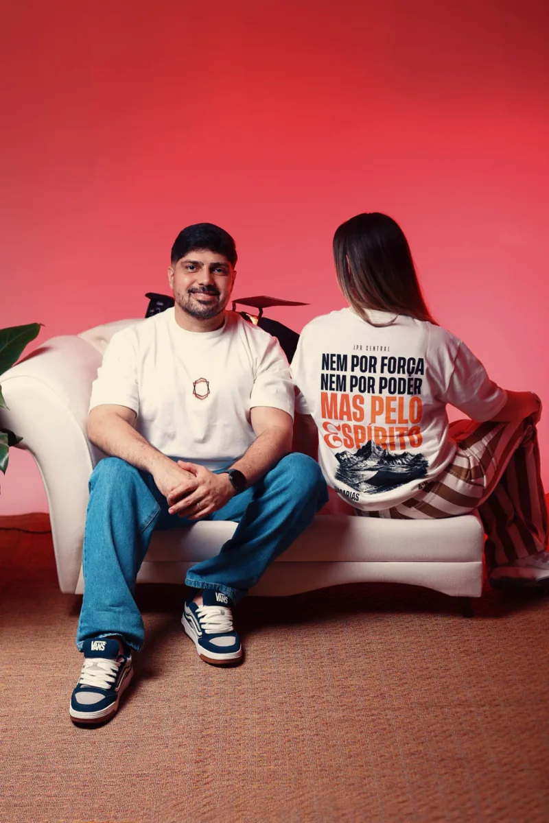 Costas da camiseta off white: 'Nem por força, nem por poder, mas pelo Espírito'