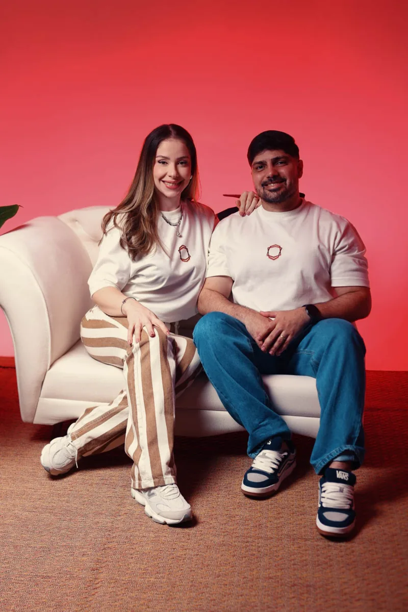 Casal vestindo a camiseta off white com o emblema no peito
